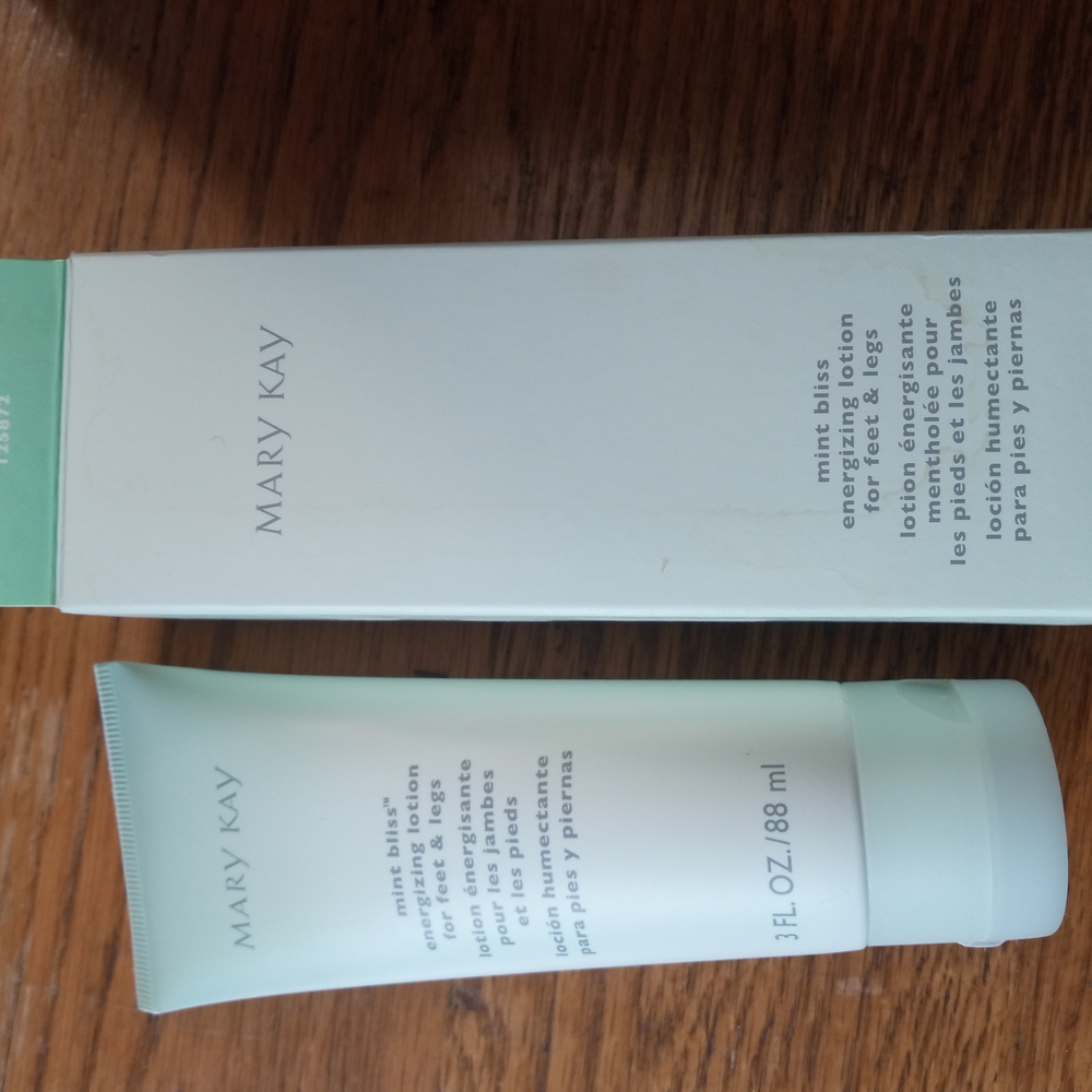 Mary Kay Mint Bliss Energizing Lotion - Green